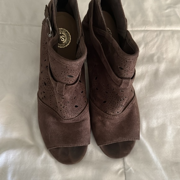 Ladies 9 med short ankle shoe w heel - Picture 4 of 6